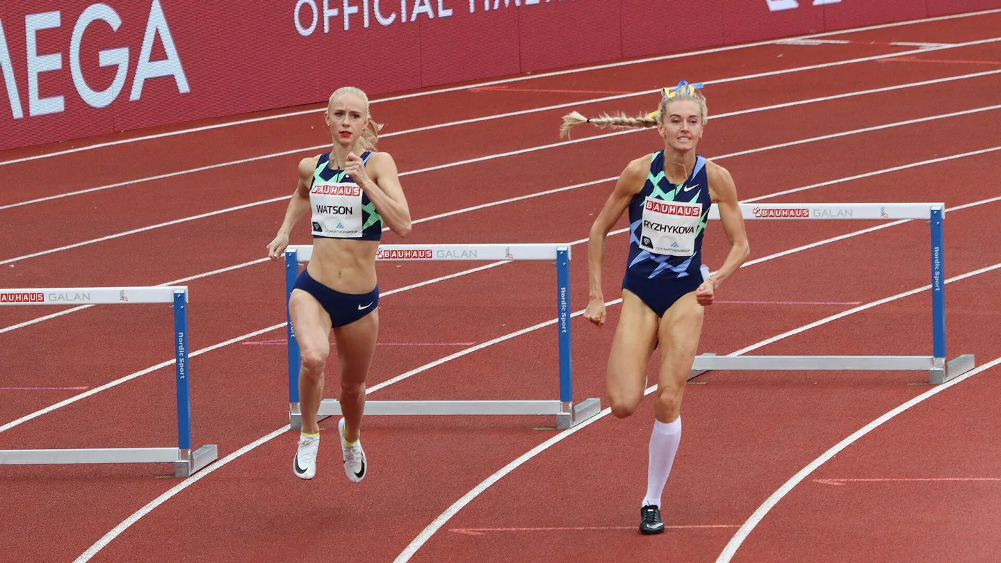 Sage Watson och Anna Ryzhykova i ett häcklopp vid Bauhaus-galan på Stockholms stadion 2020.