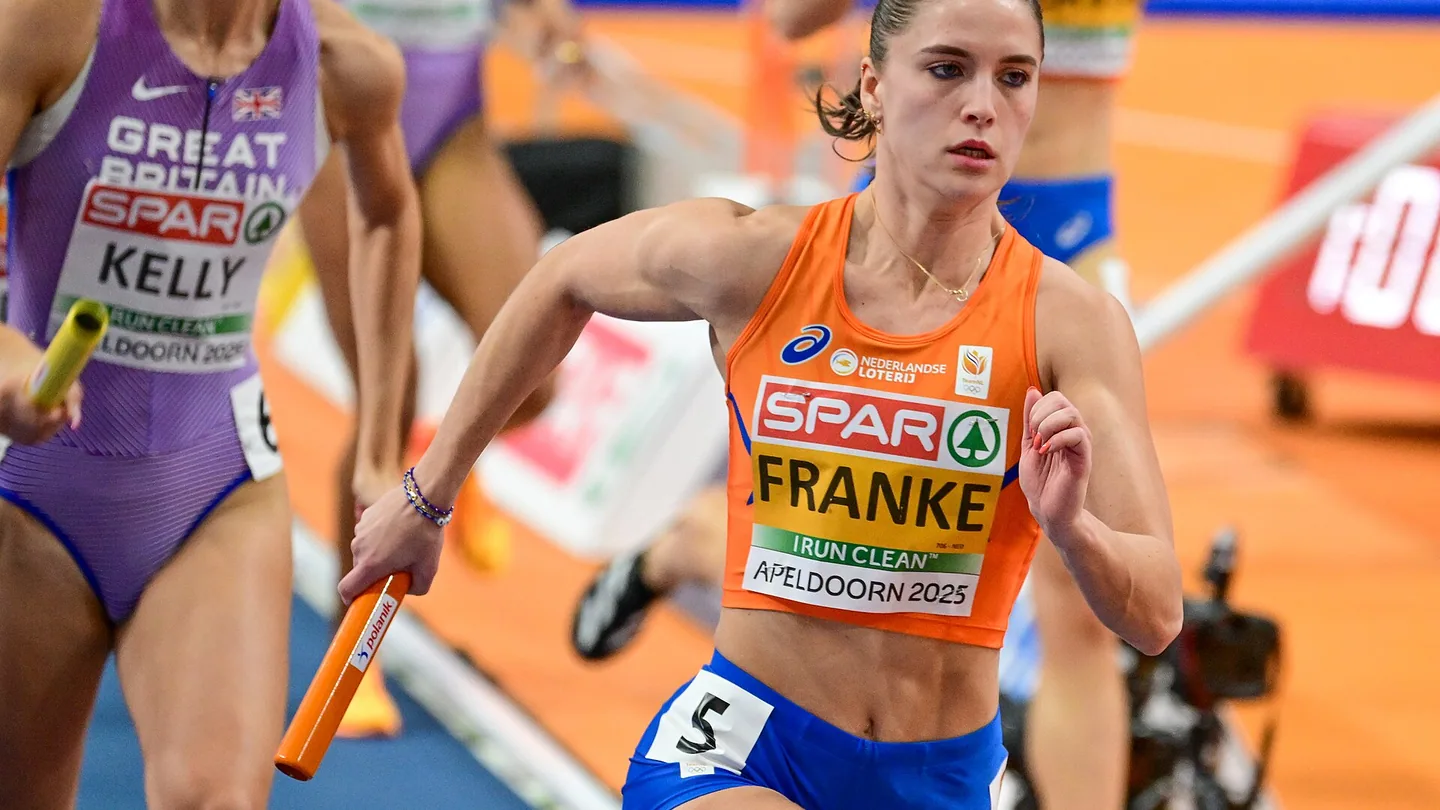 Nina Franke springer stafett för Nederländerna under inomhus-EM i friidrott 2025 i Apeldoorn.
