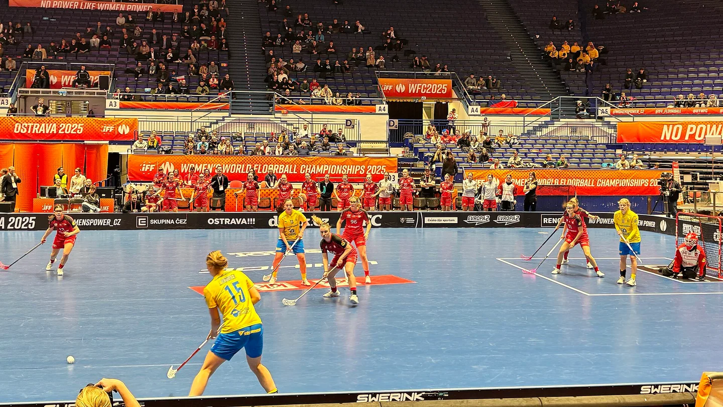 Sverige möter Schweiz i semifinalen av VM i innebandy för damer 2025 i Ostrava.