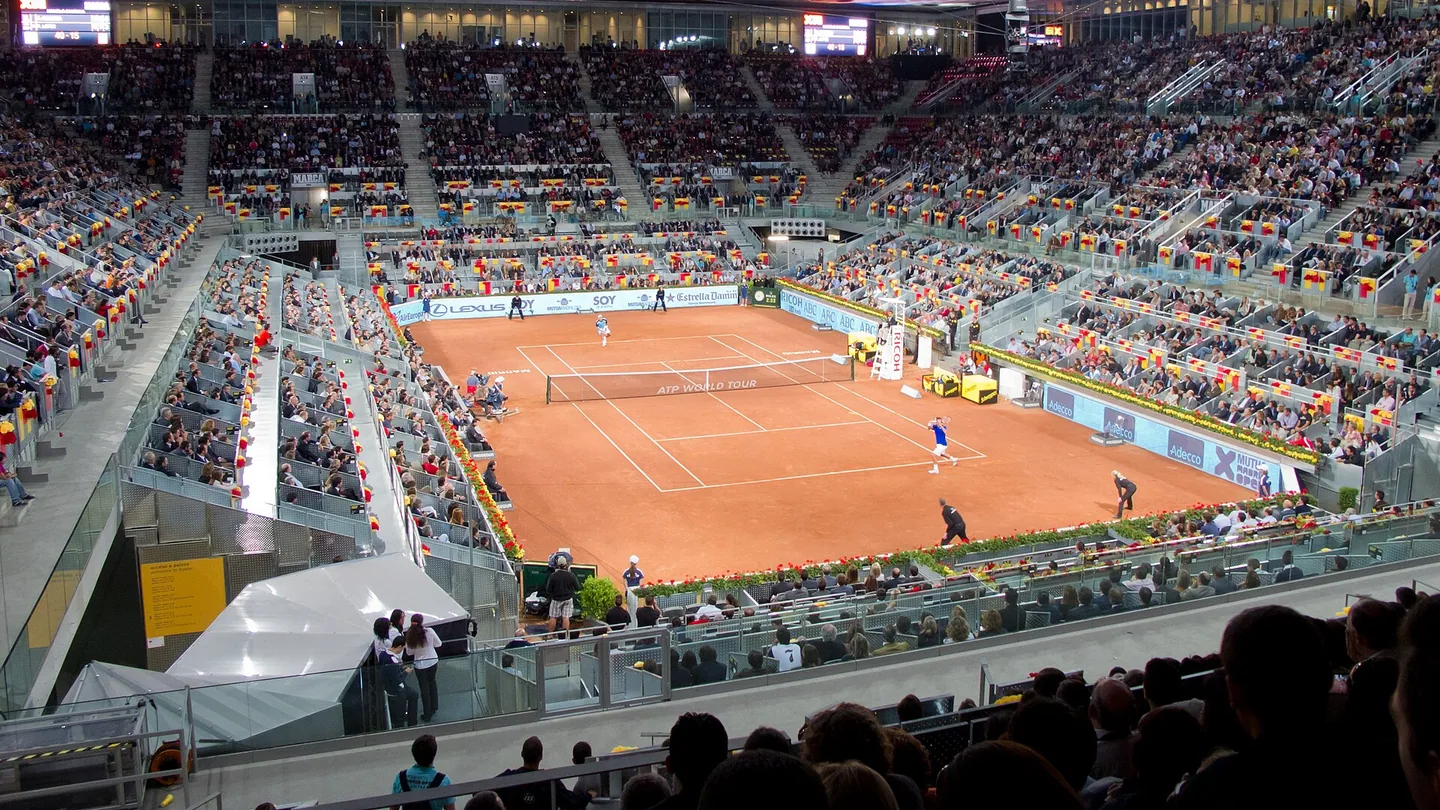 Roger Federer möter Feliciano López i Caja Mágica under Madrid Open 2011.